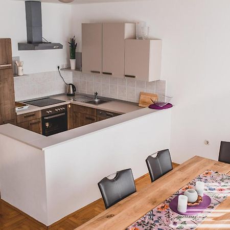 Helles 3 Schlafzimmer Apartment Zwischen Zagreb Zentrum & Natur Bagian luar foto