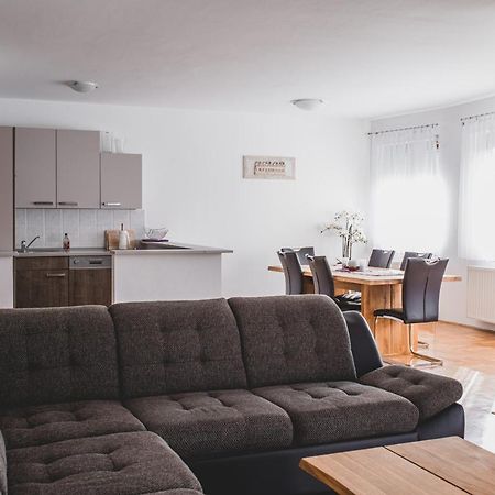 Helles 3 Schlafzimmer Apartment Zwischen Zagreb Zentrum & Natur Bagian luar foto