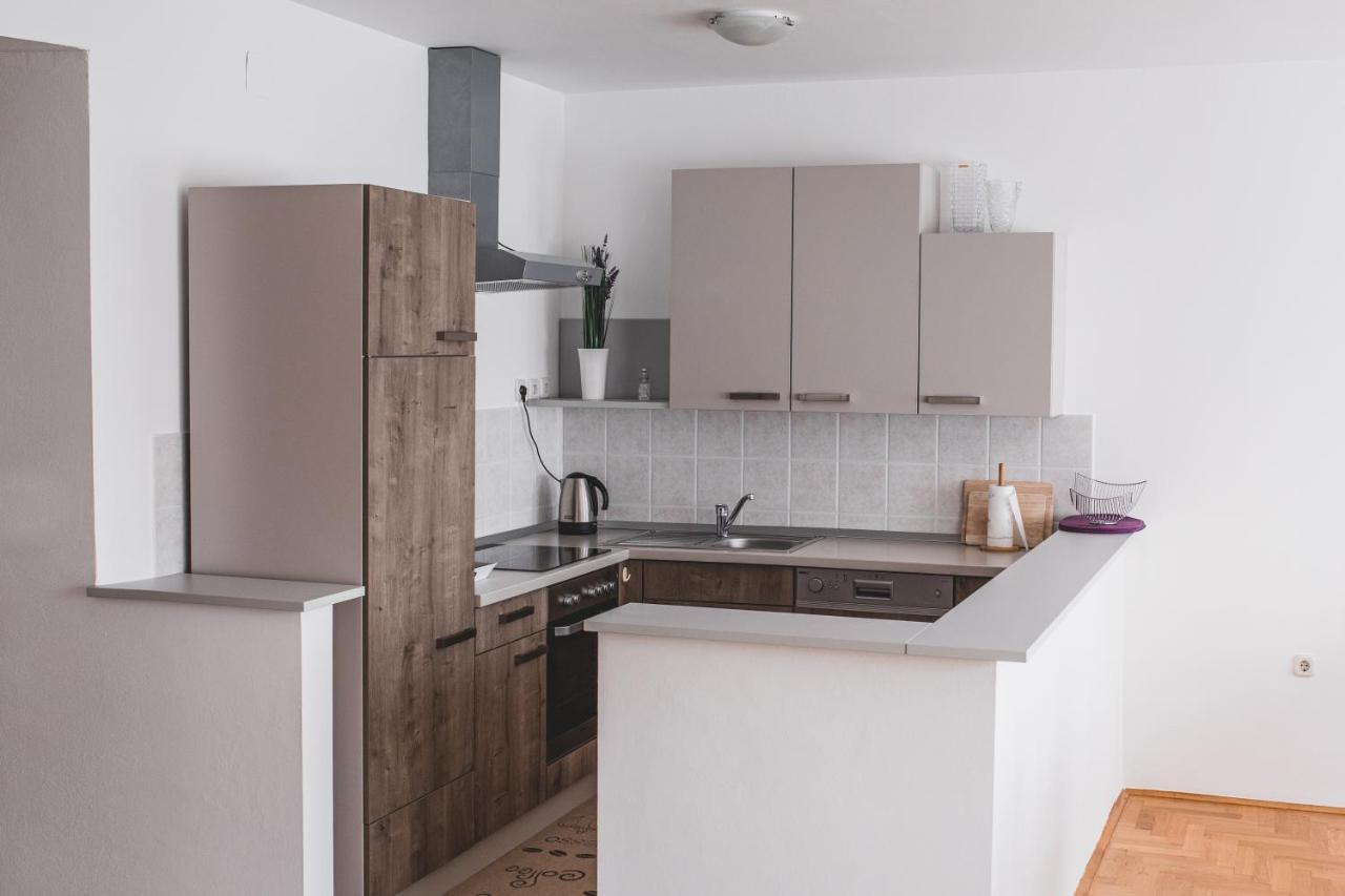 Helles 3 Schlafzimmer Apartment Zwischen Zagreb Zentrum & Natur Bagian luar foto